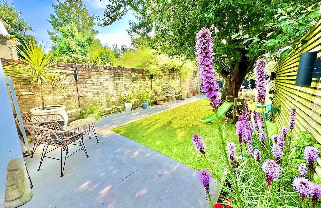 Family Three Bedroom Home - Outbuilding Games Room - Walk To Town And Beach - Free Parking-1