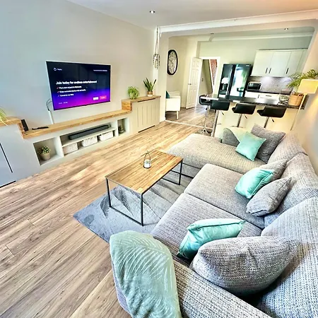 Family Three Bedroom Home - Outbuilding Games Room - Walk To Town And Beach - Free Parking-2